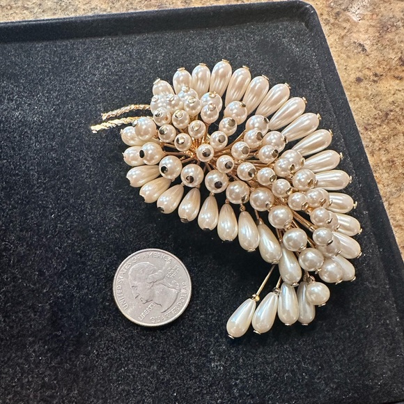 Pearl Brooch - Picture 3 of 3